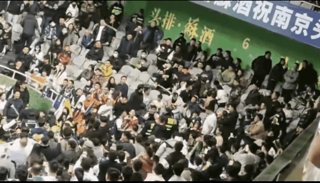争议判罚引起热议，球迷情绪高涨